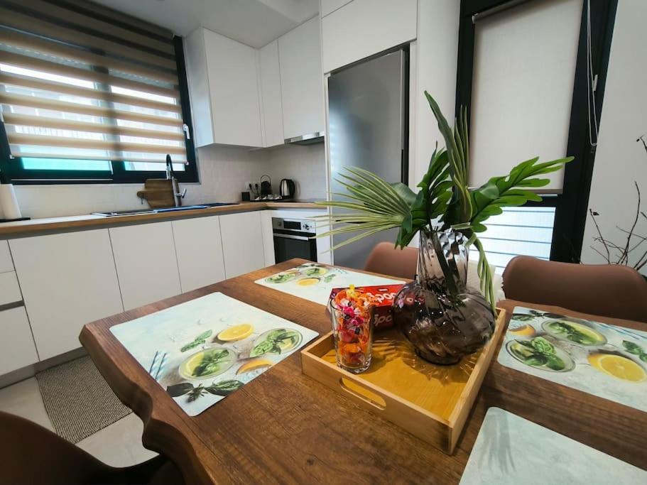 Floral Home 2 - 1St Floor Apt With Private Parking! Atena Exterior foto