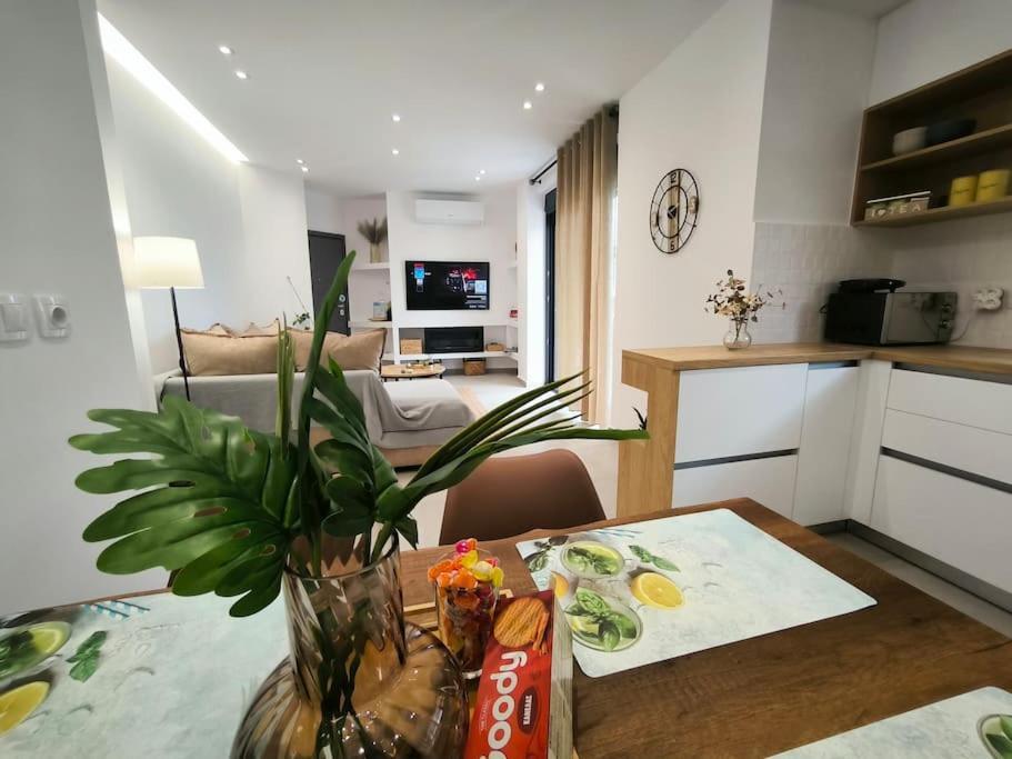 Floral Home 2 - 1St Floor Apt With Private Parking! Atena Exterior foto