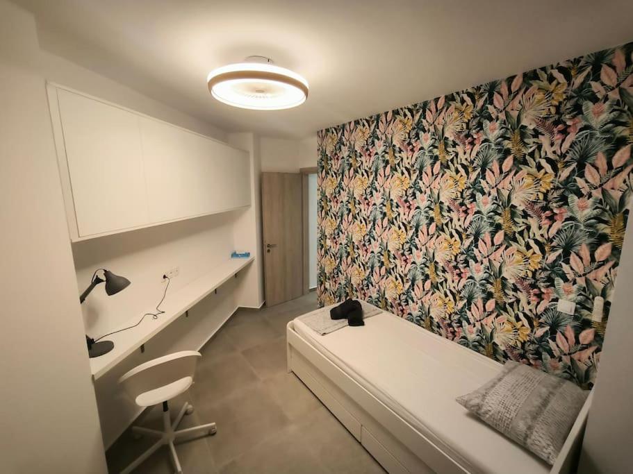 Floral Home 2 - 1St Floor Apt With Private Parking! Atena Exterior foto