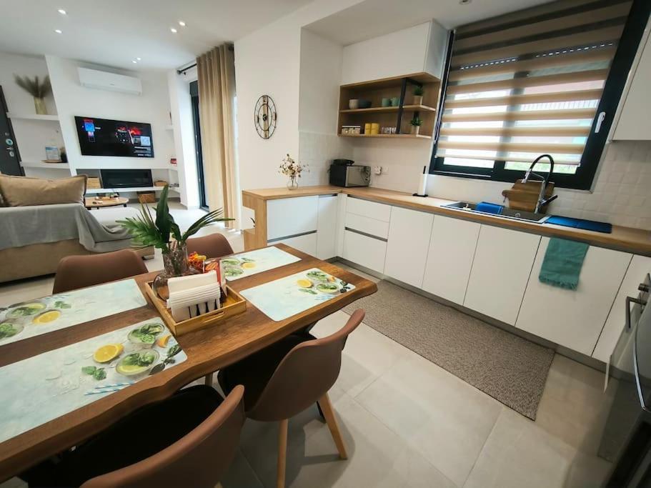 Floral Home 2 - 1St Floor Apt With Private Parking! Atena Exterior foto
